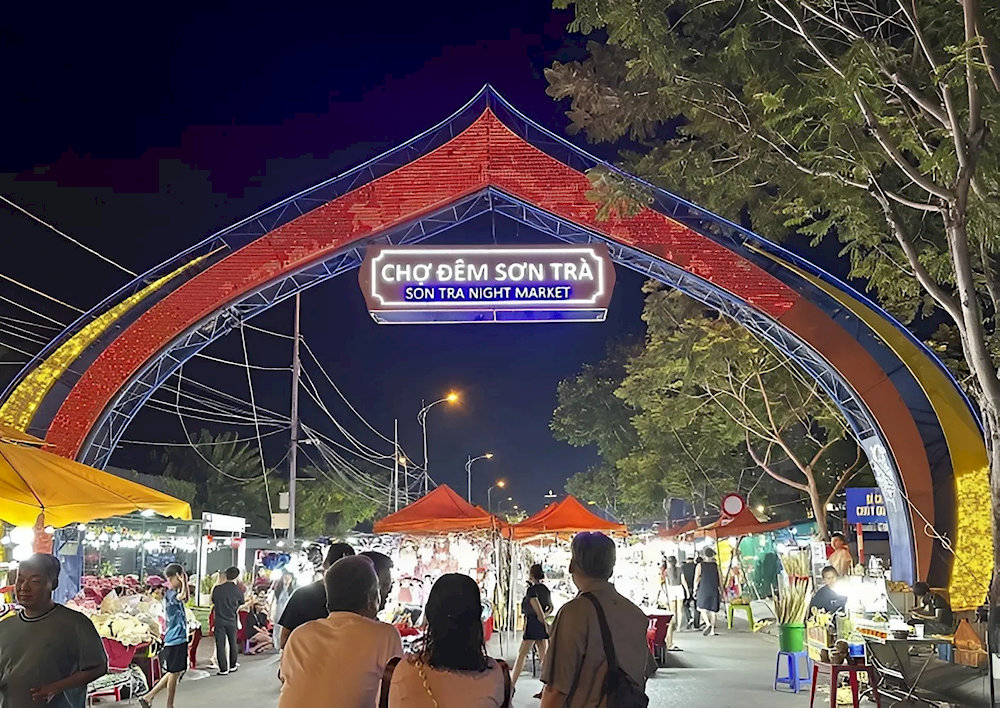 Tham quan chợ đêm Sơn Trà để khám phá văn hóa, ẩm thực và mua quà lưu niệm cho người thân, bạn bè